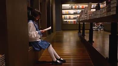 女孩在图书馆认真看书实拍视频视频的预览图